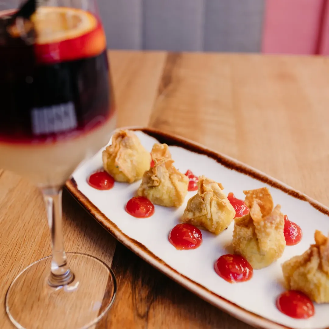 La mejor forma de afrontar este martes es con nuestro plato estrella ⭐ 
Saquitos de queso que vuelven locos a los #bossa