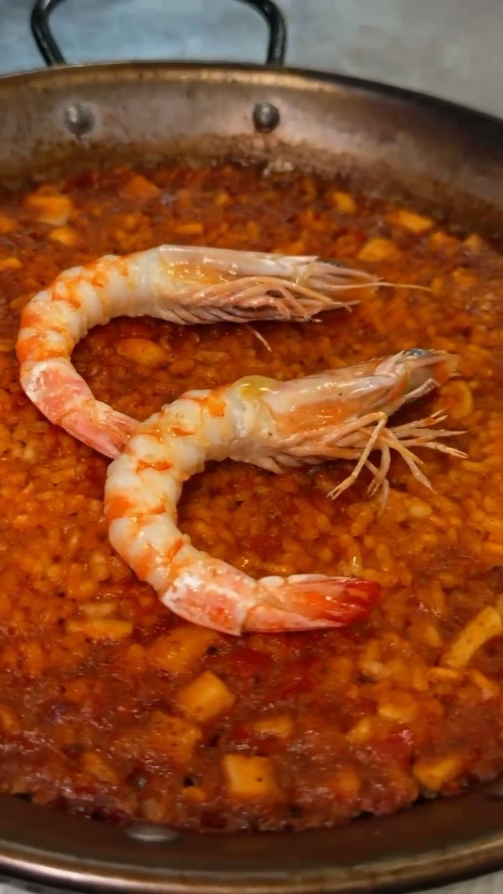El sonido del verano: el arroz chisporroteando, el fuego haciendo lo suyo y una paella que empieza a pedir mesa. 🥘
En B