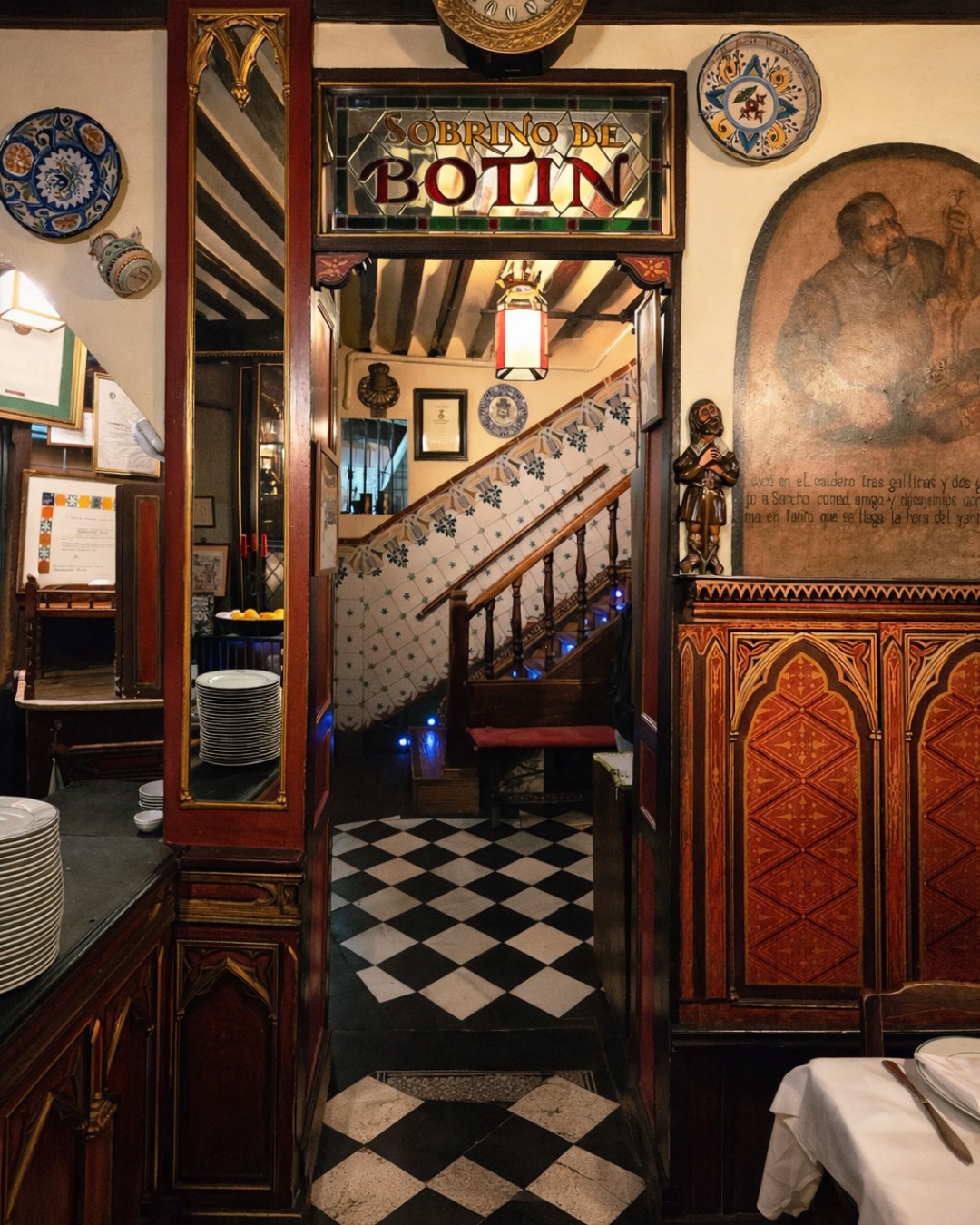 Al cruzar el umbral de Botín, Madrid parece hablar en voz baja.

La entrada conserva ese aire de casa antigua, de posada