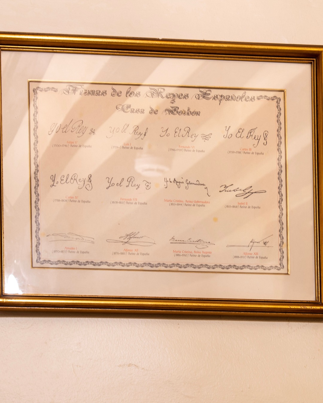 En Botín, aun las paredes parecen guardar los ecos de la Historia.

Un antiguo cuadro con las firmas de los Reyes de Esp