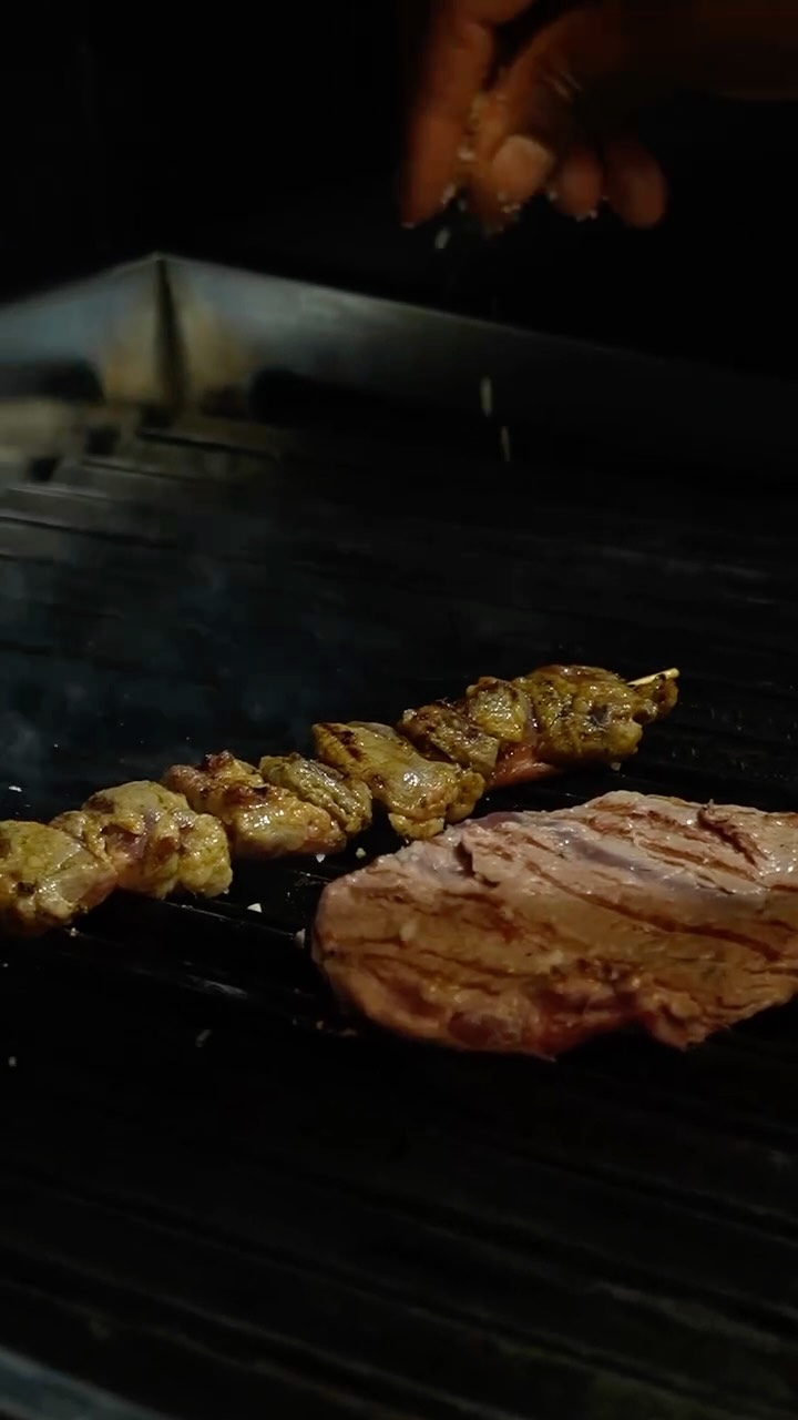 Aquí el fuego no es decoración.
Pincho y abanico ibérico sobre la parrilla,
marcándose lentamente, soltando aroma y dej