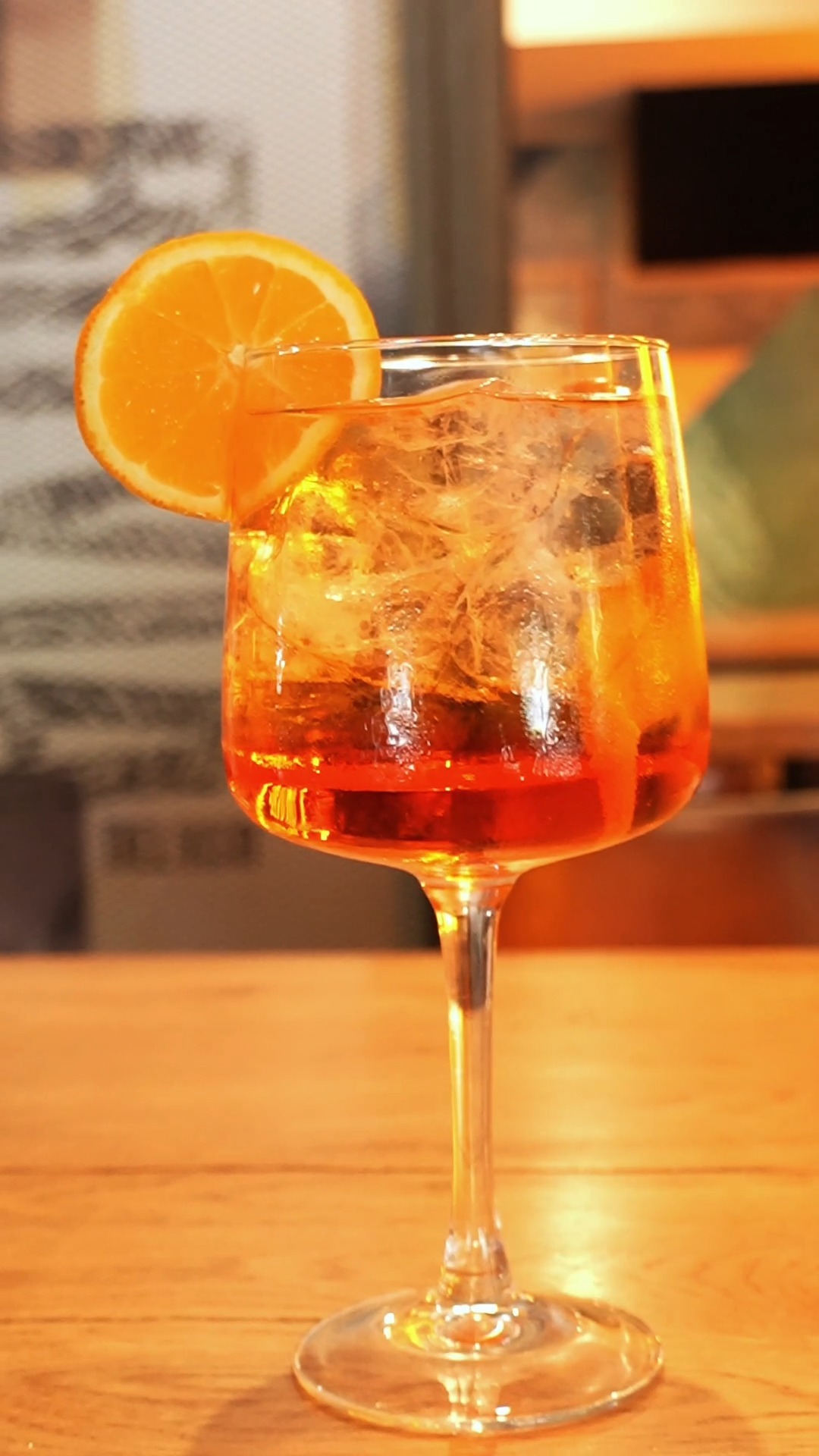 Hay una señal bastante clara de que el verano ya ha empezado.
Y se sirve con hielo, burbujas y mucho Aperol.
Fresco, l