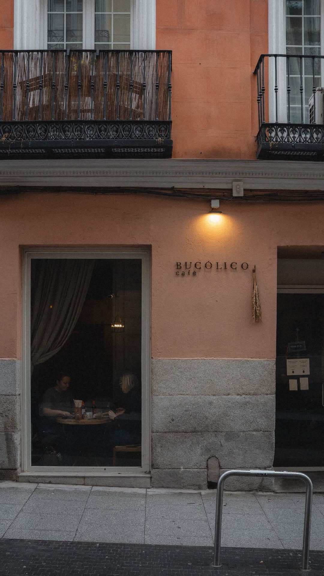 Disfrutar de una mañana en Bucólico.
#madrid #chueca #bucolicocafe #specialtycoffee
spain | madrid | chueca | café de e