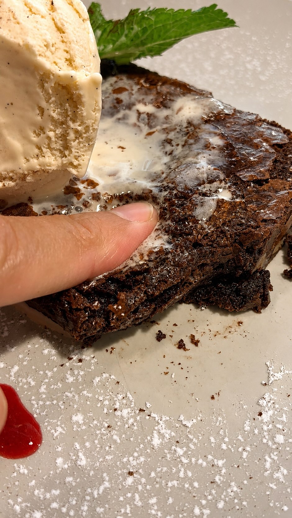 Hay un momento exacto en el que el helado de vainilla empieza a derretirse sobre el brownie tibio.
Ese momento.
Browni
