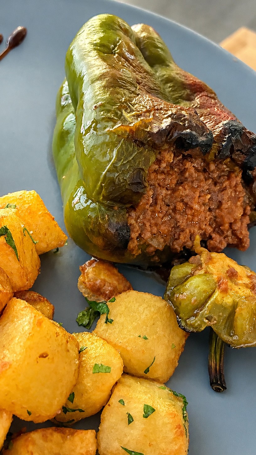 Pimientos ecológicos de nuestra huerta, rellenos de boloñesa. 🌱🫑
Así llegan algunos de los ingredientes que terminan ca