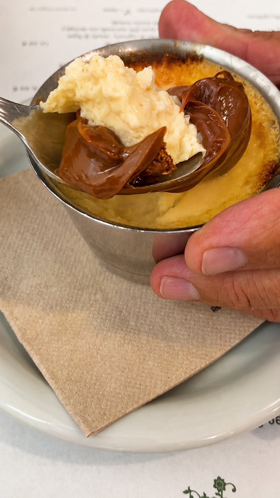 Primero el caramelo. Después huevos, leche, canela, un poquito de cáscara de naranja… y tiempo.
Sin secretos ni atajos.
