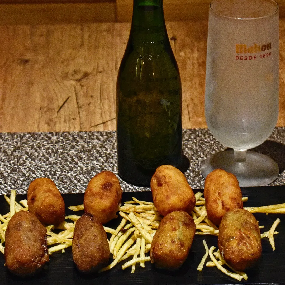 Croquetas caseras! 
Ven a probar nuestras croquetas 
 - De jamón
 - De chorizo y huevo frito
 - De espinacas con queso a