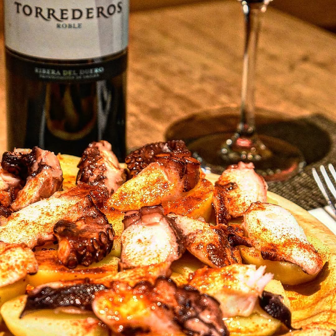 Ven a probar nuestro pulpo a la Gallega. Delicioso!

No olvides que tenemos menús navideños para grupos, ven con tus ami