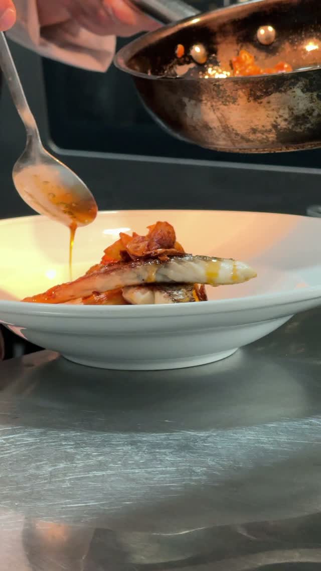 En nuestras cocinas todo funciona como un engranaje perfecto. Nuestros cocineros saben lo que hacen y disfrutan haciéndo