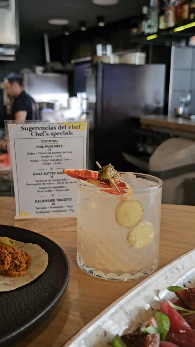🩷Pink Puig Mule 

Vodka • tonica de pomelo de Puig • Jengibre • Lima

#cocktailbar #sollercocktails #sollerdrinks #barwo