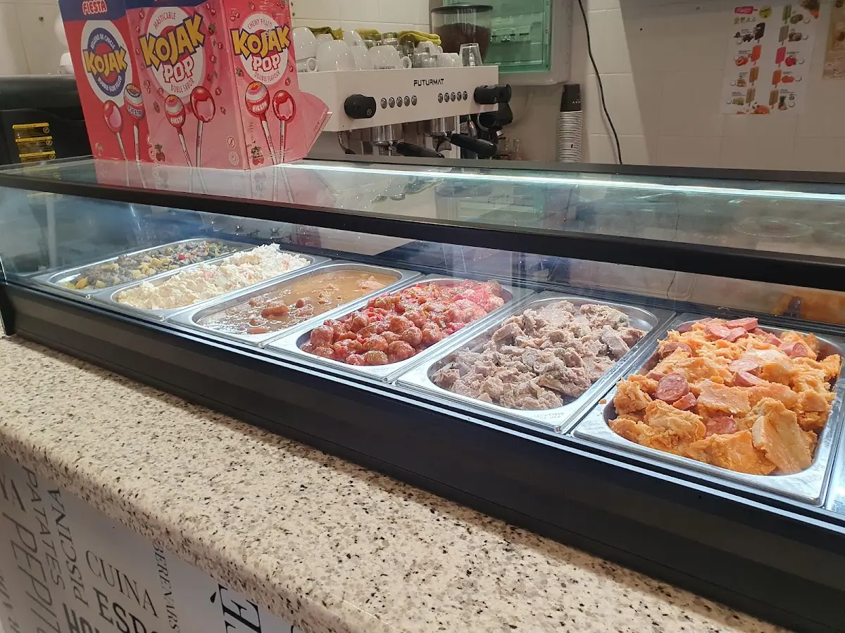The display counter at Ca S'Arquitecte with pizza slices