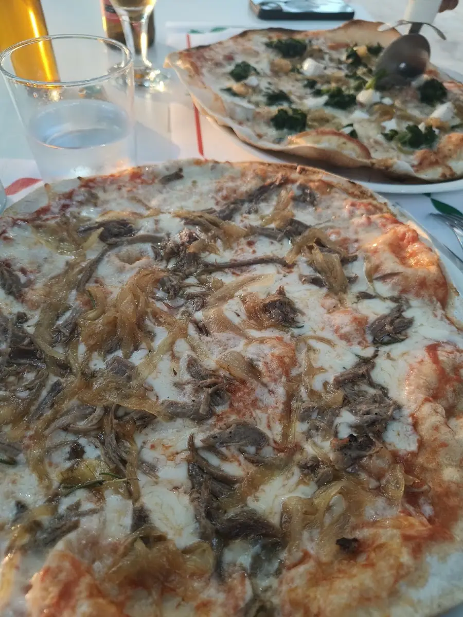 A Ca S'Arquitecte pizza topped with mushrooms and greens