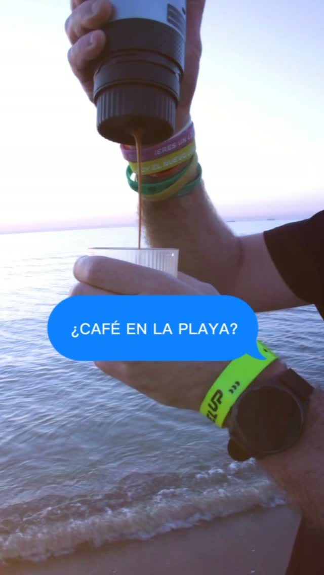 🏖️☕ ¿Un espresso recién hecho en plena playa? ABSOLUTAMENTE. 🌊🔥
Porque el buen café no entiende de lugares… ni de vacac