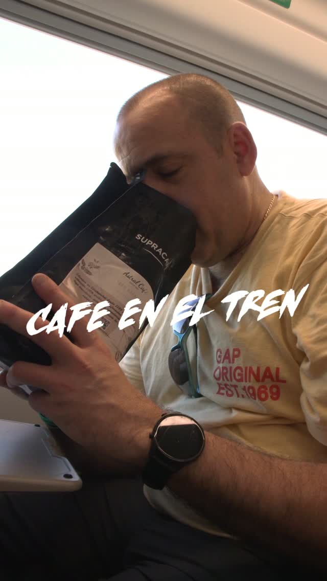 🚆☕ ¿Un espresso recién hecho… en pleno tren? SÍ. 🔥
Esto no es un montaje. Es la prueba de que puedes disfrutar de un ca