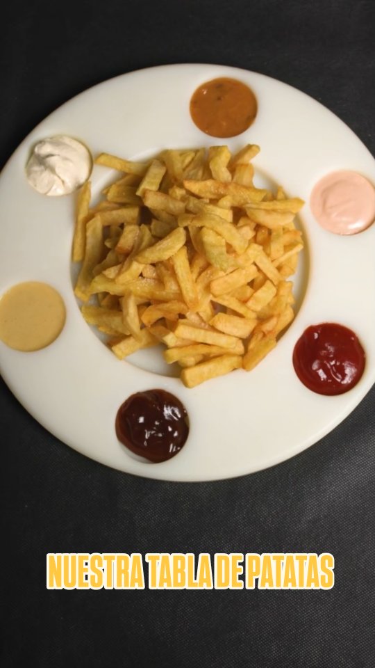 🥔🔥 Hay platos que nacieron para compartir... y este es uno de ellos. 🔥🥔
Nuestras Tabla De Patatas, crujientes por fuera