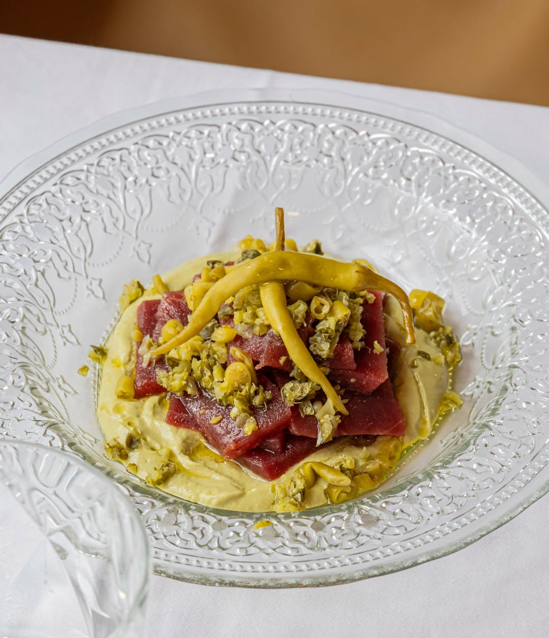 En verano el cuerpo nos pide platos frescos como este: Atún fileteado con salmorejo de aguacate y vinagreta de Gilda 🤩
