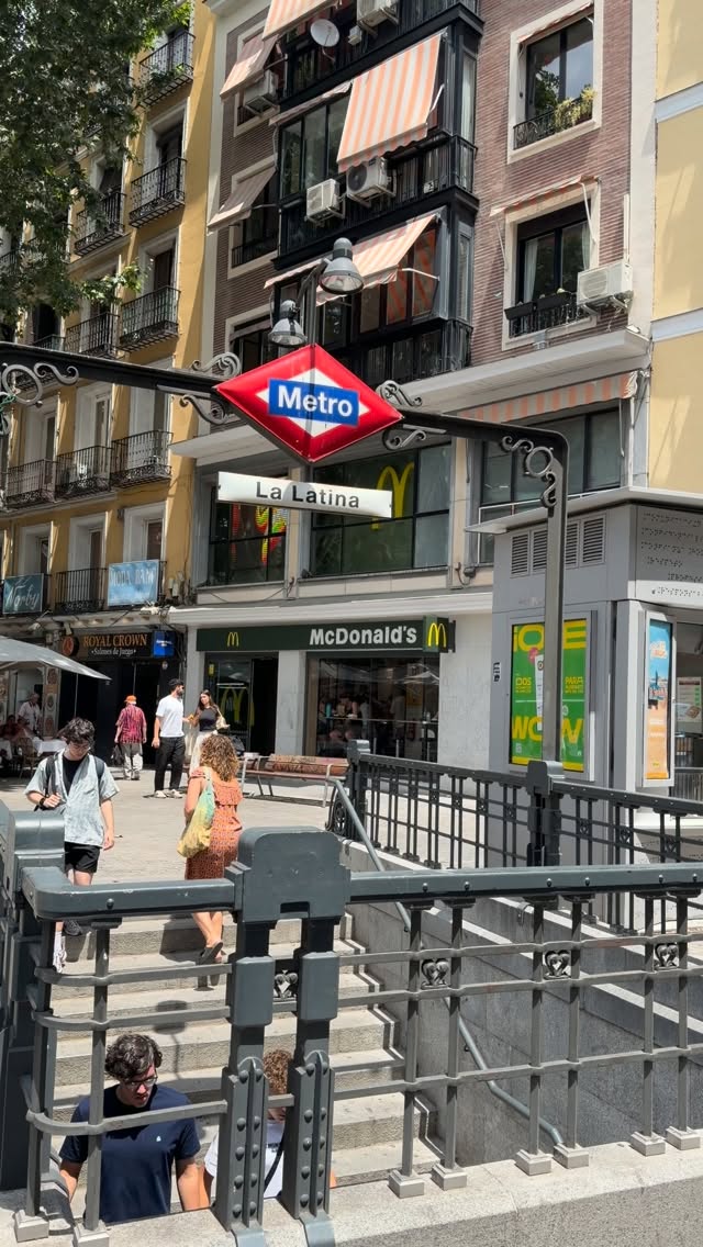 Cuando nos preguntan cómo llegar en pleno Rastro desde la estación de Metro, La Latina a nuestra cafetería: 
#elrastro #