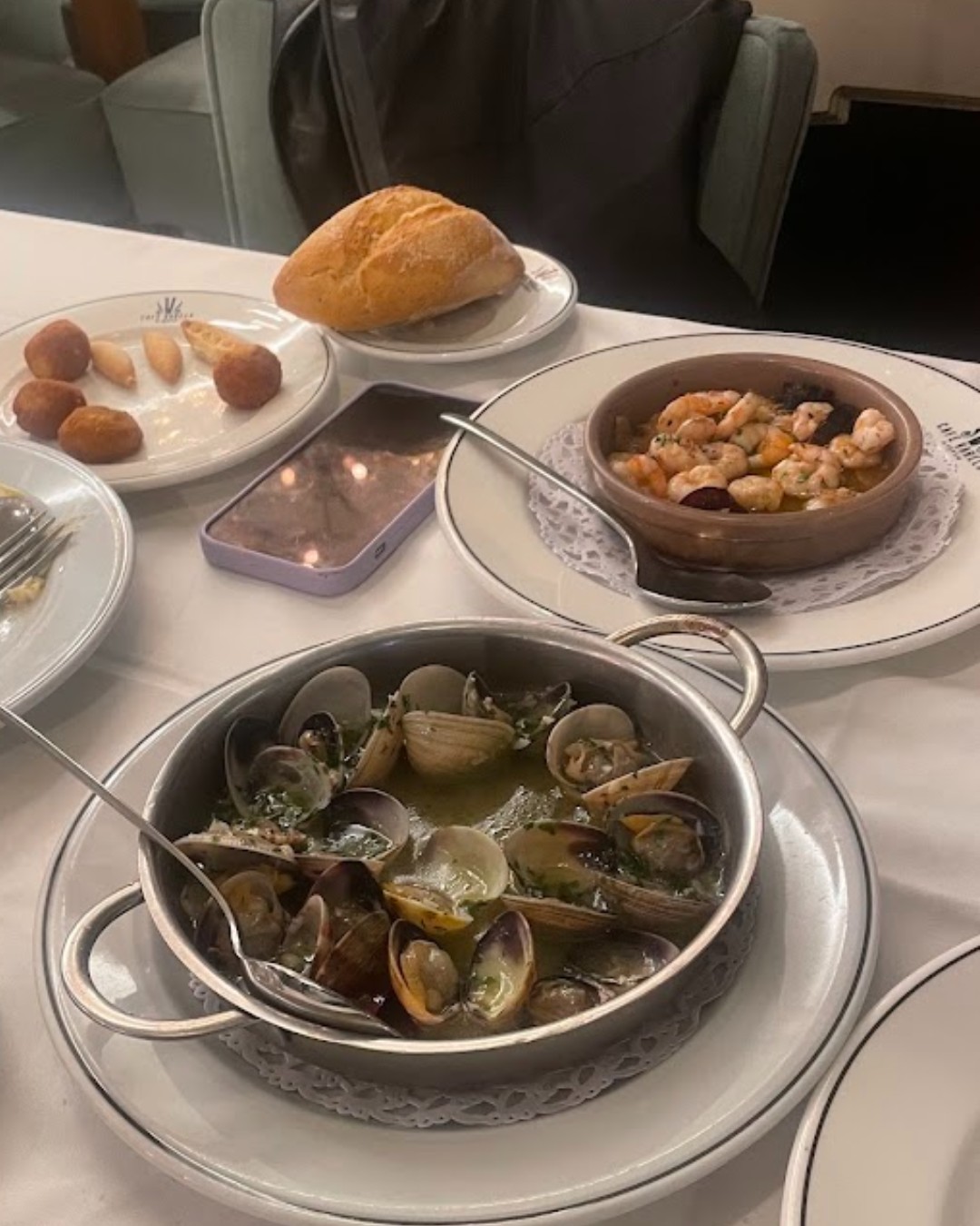 Almejas, ajo, guindilla y vino blanco: una combinación perfecta.
Y si además acompañamos con unas croquetas y unas gamba