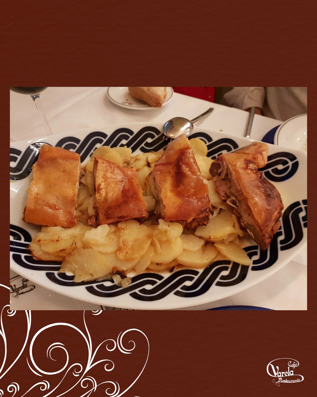 La carne, jugosa y en su punto. Las patatas, deliciosas 😋
Y la vajilla Sargadelos, vínculo con nuestra tierra gallega y 