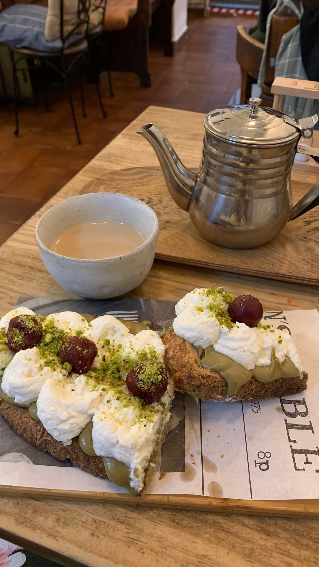 Cafelito ☕️
Lavapiés~Madrid 

Cafetería en la que puedes probar algo diferente para salir de la monotonía y las cartas q