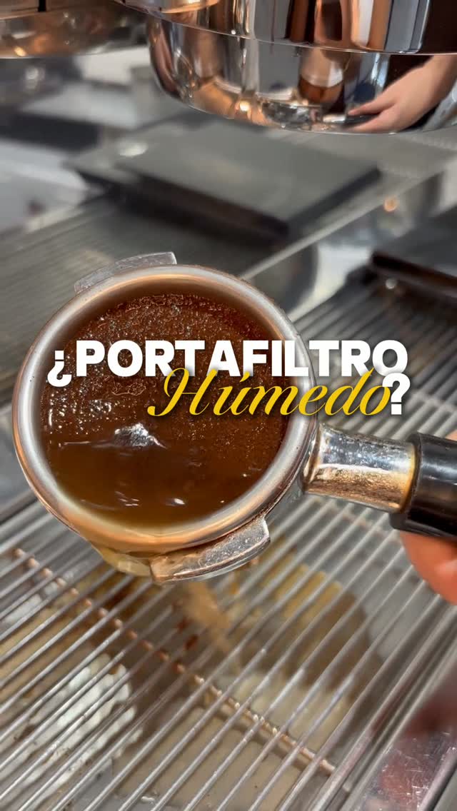 ¿Tu café queda completamente mojado en el portafiltro después de hacer un espresso? ☕️👀
Puede que el problema esté en la