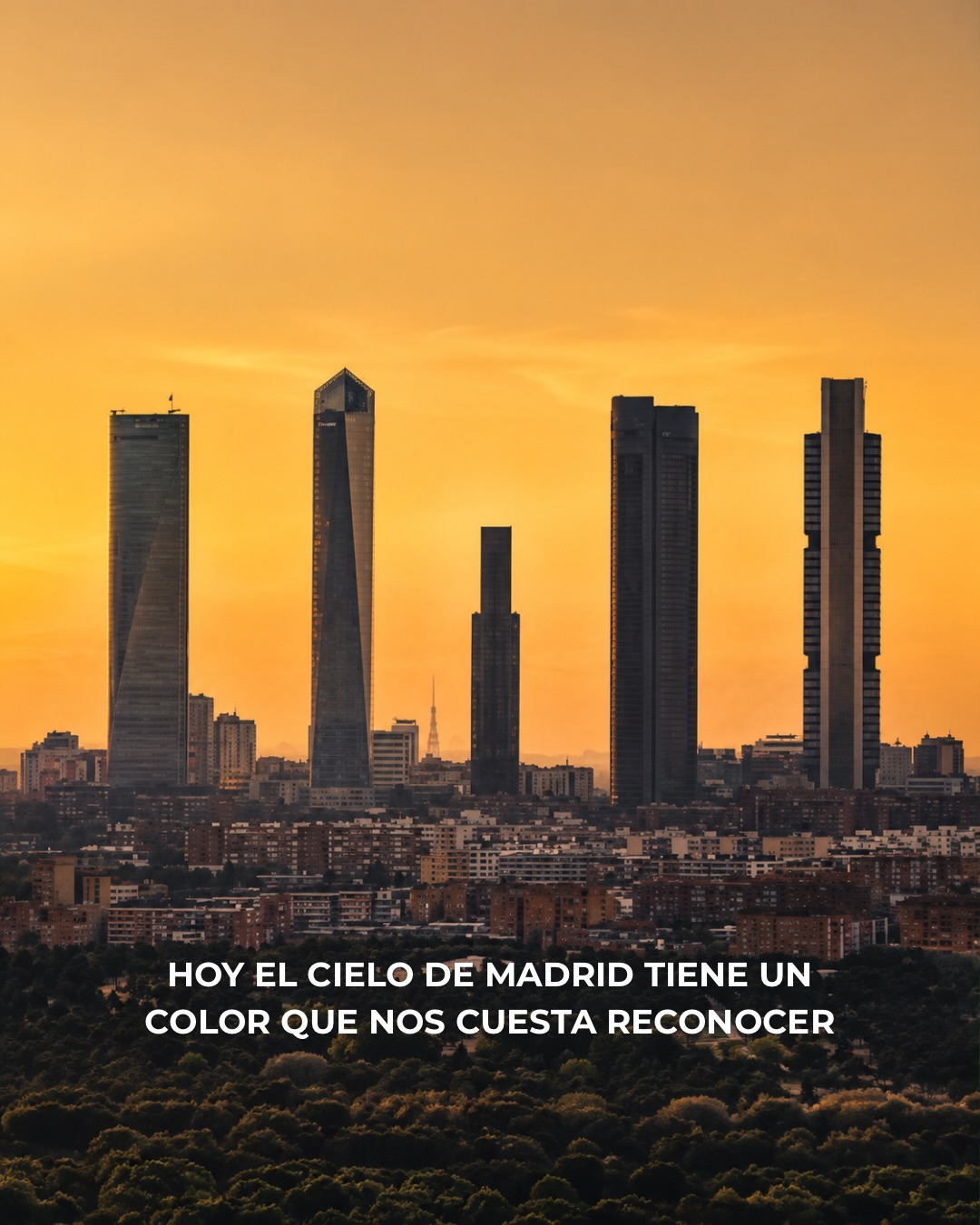 Hoy el cielo de Madrid tiene un color que nos cuesta reconocer.
Ese velo gris no solo tapa el azul. También nos habla d