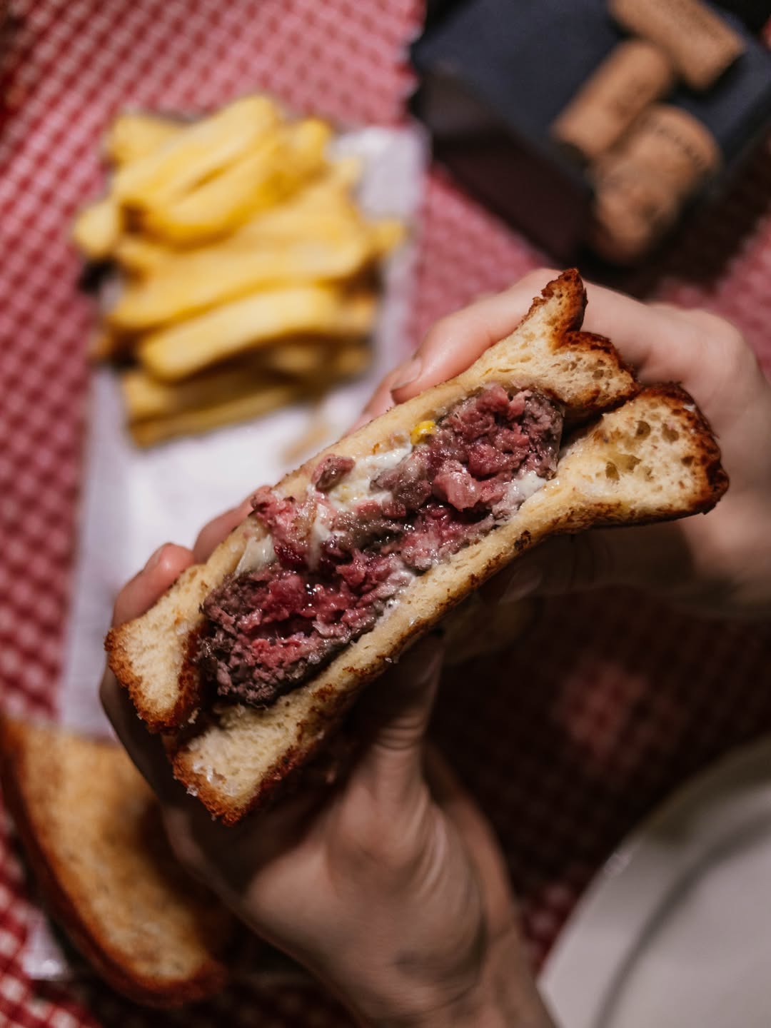 La terraza no es solo para picotear. 
También para disfrutar de nuestra best seller 🍔

Hamburguesa Caíño 🔥️️ Pan brioche