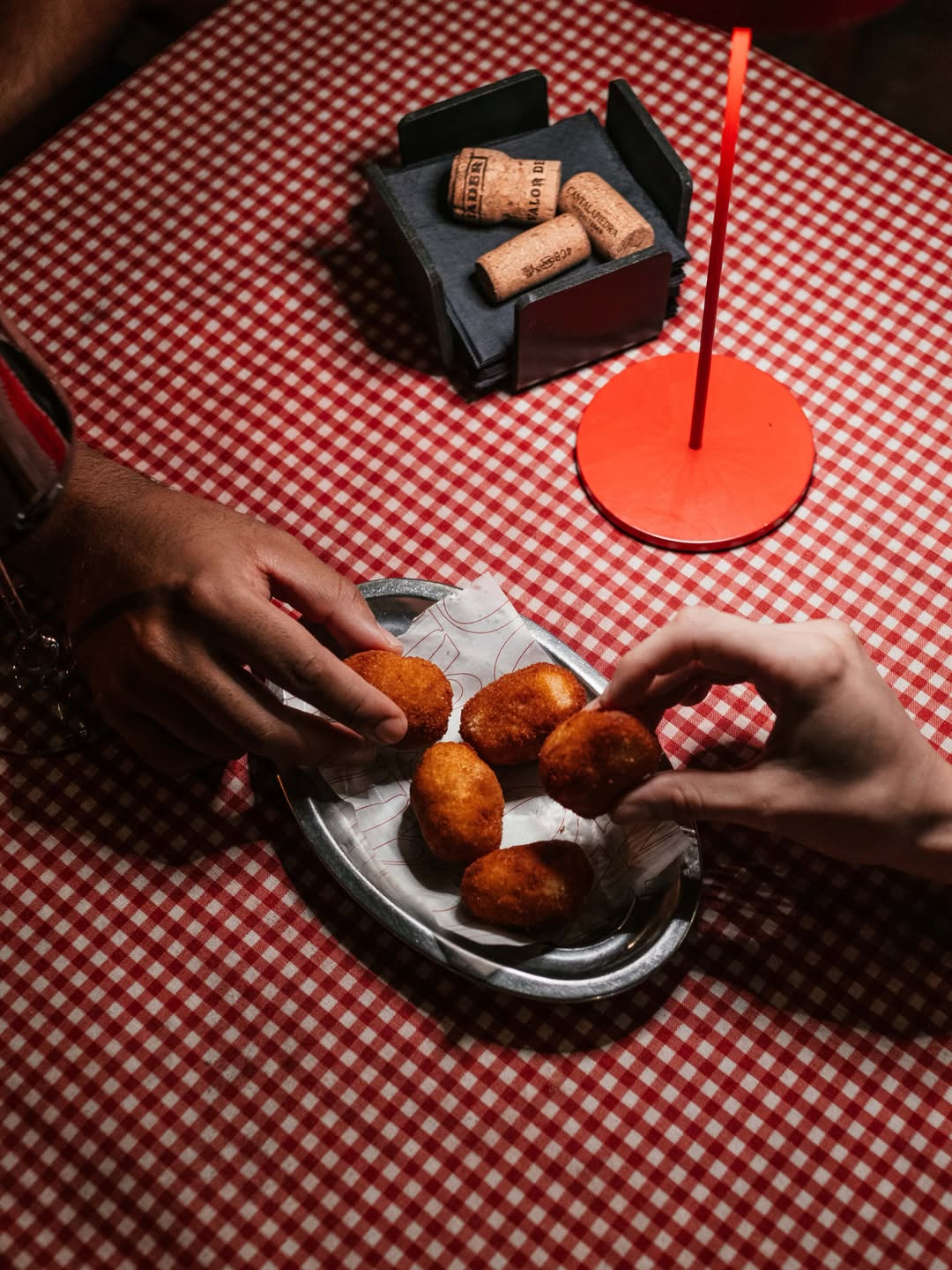 Gildas, croquetas, amigos y siempre un buen vino ✨

 Así saben las tardes en Caíño 🍷

📞 Reservas: 91 060 72 80 o reserva
