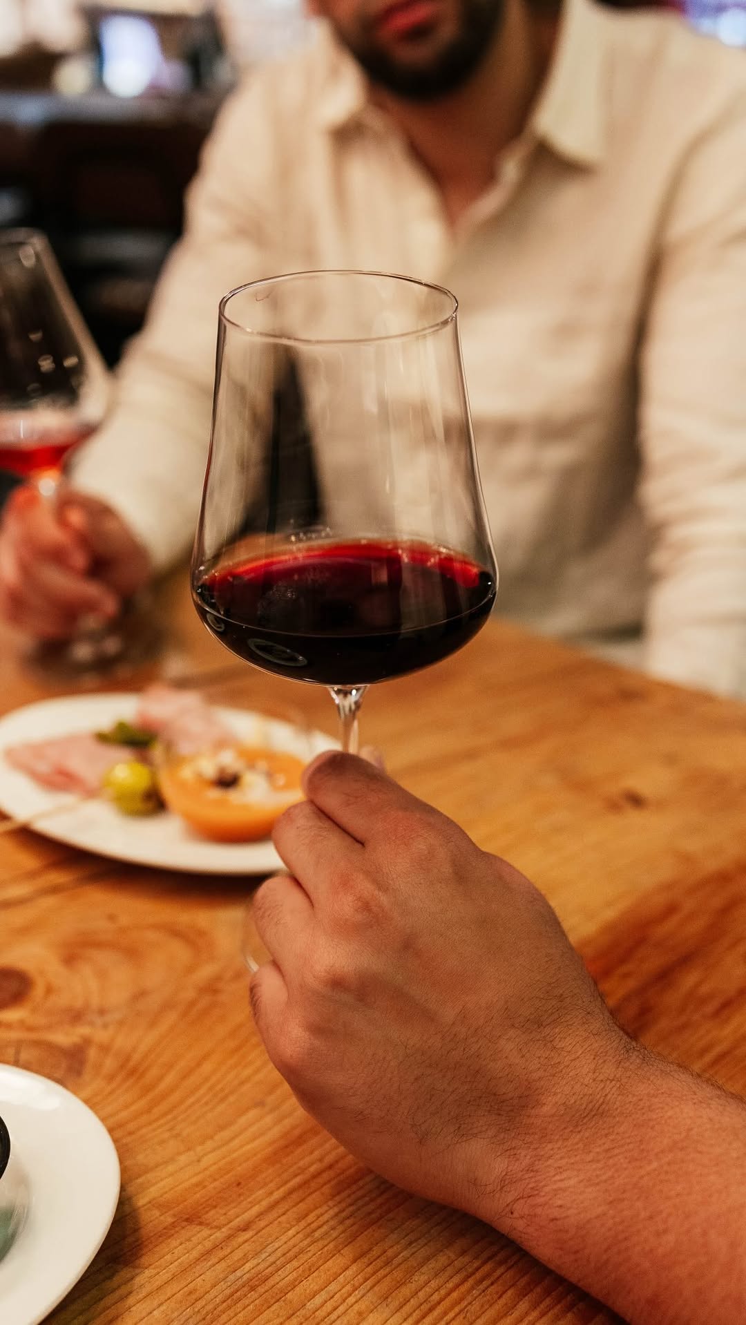 Somos verdaderos amantes del vino 🍷

📞 Reservas: 91 060 72 80 o reservas@caiño.es
@grupobulbiza

#caiño #vinobarmadrid #