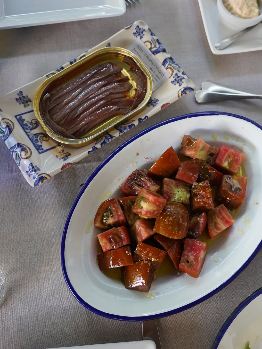Menos historias y más producto sobre la mesa. Ensalada de tomate Kumato y anchoas de Santoña, porque cuando el origen es