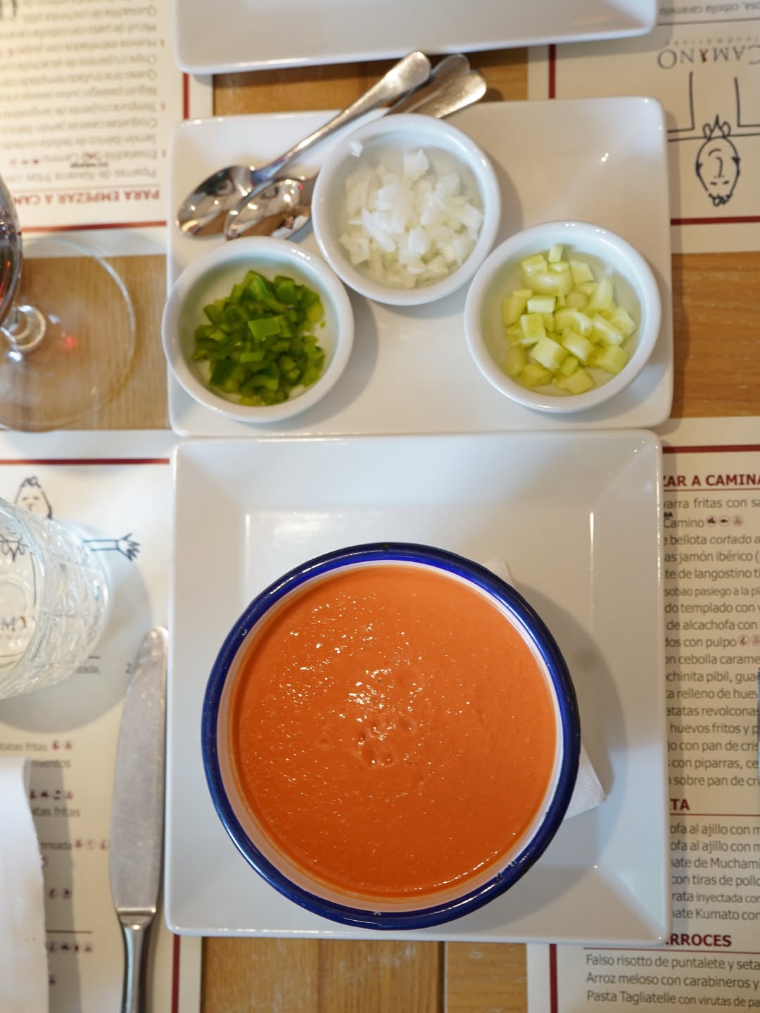 El eterno debate de la guarnición 🍅🥒

Nuestro gazpacho se sirve como debe ser: helado, cremoso y con sus tres cuencos al