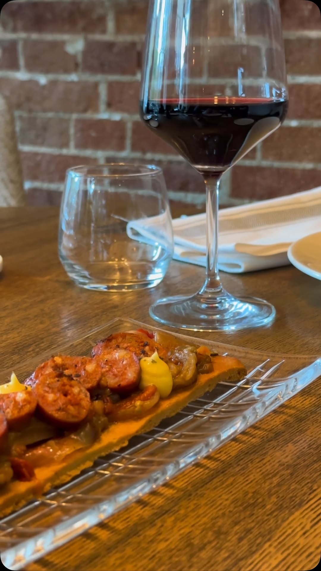 Nuestra ensalada Xató, con escarola, anchoas de Roses, bacalao y romescu, concentra ese sabor mediterráneo que pide pan,
