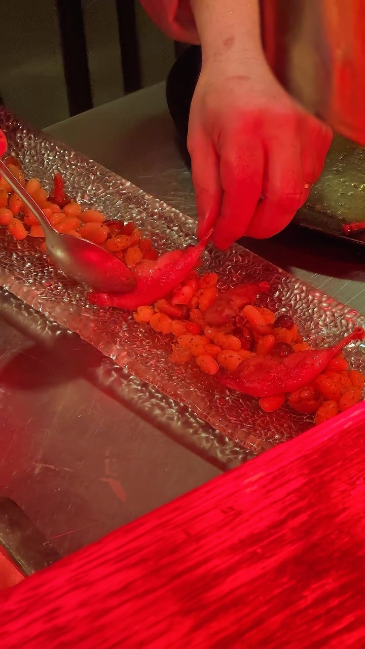 Pequeñas, intensas y con mucho sabor. 🔥
En Can Bonet, los muslitos de codorniz pasan por la brasa y llegan a la mesa ac