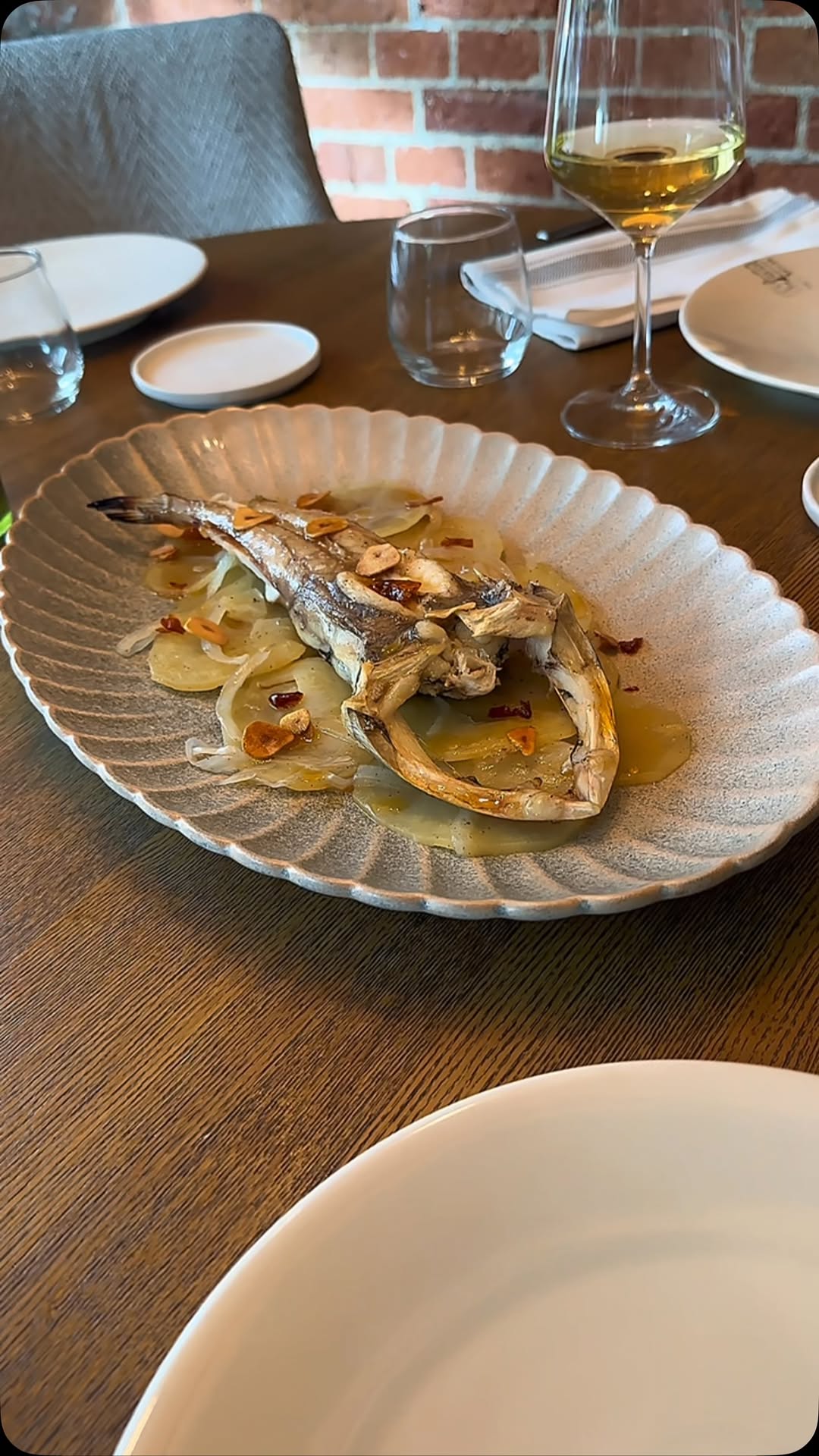Del mar a la brasa. 🔥🐟
Nuestro rapito negro se cocina a la brasa y se acompaña de patata panadera y pimientos del padrón
