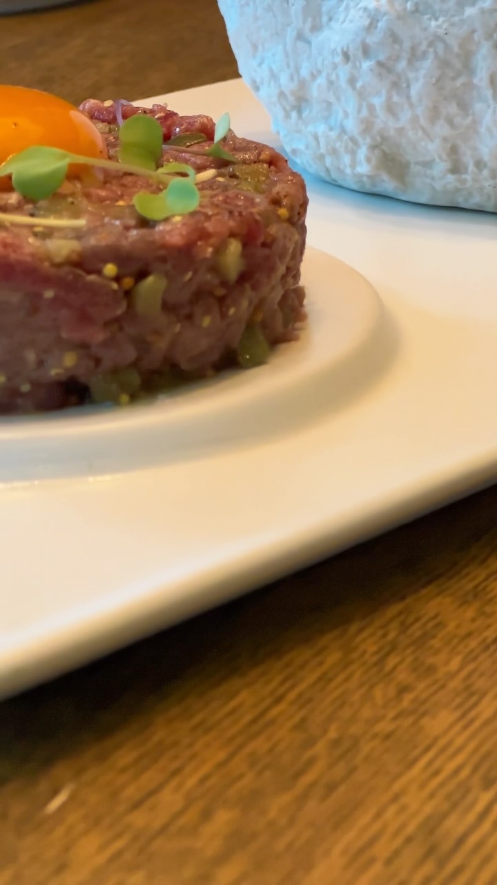 Carne, corte y sabor.
Nuestro steak tartar se prepara con solomillo de vaca madurada, buscando una textura delicada y to