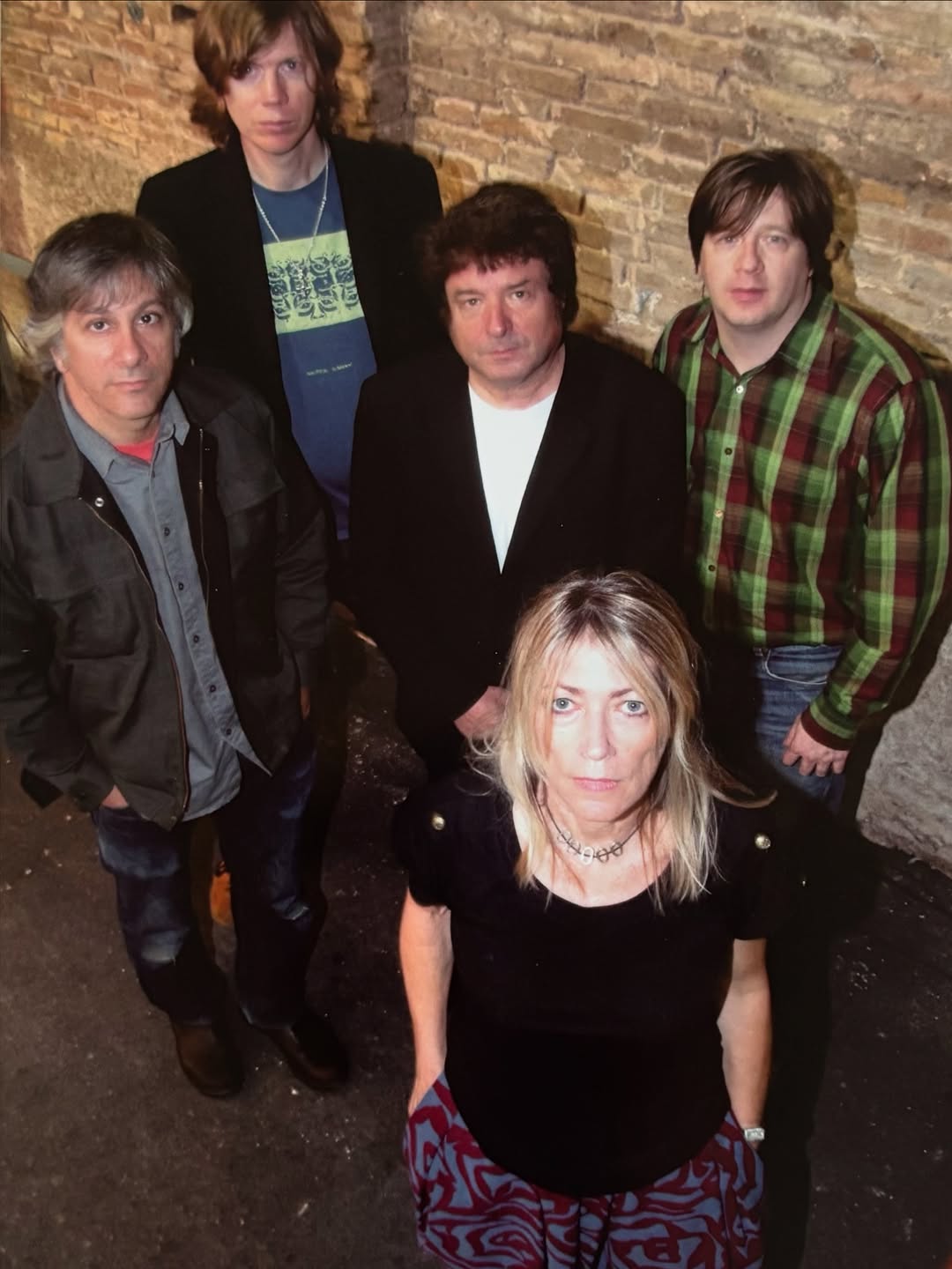 Ya no pintaré más la flecha que se mira en la gota de agua.
📷Enrique Morente con Sonic Youth fotografiados por Liberto