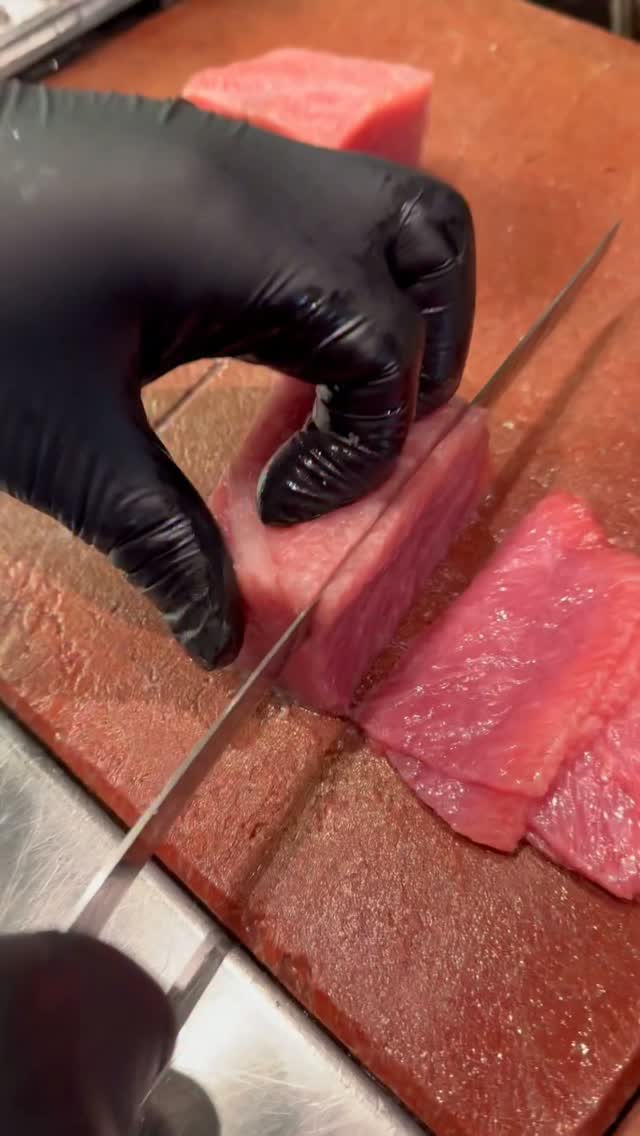 🐟 Hoy os destapamos uno de los grandes imprescindibles de Cardumen.
Un espectacular sashimi de ventresca de atún rojo, u