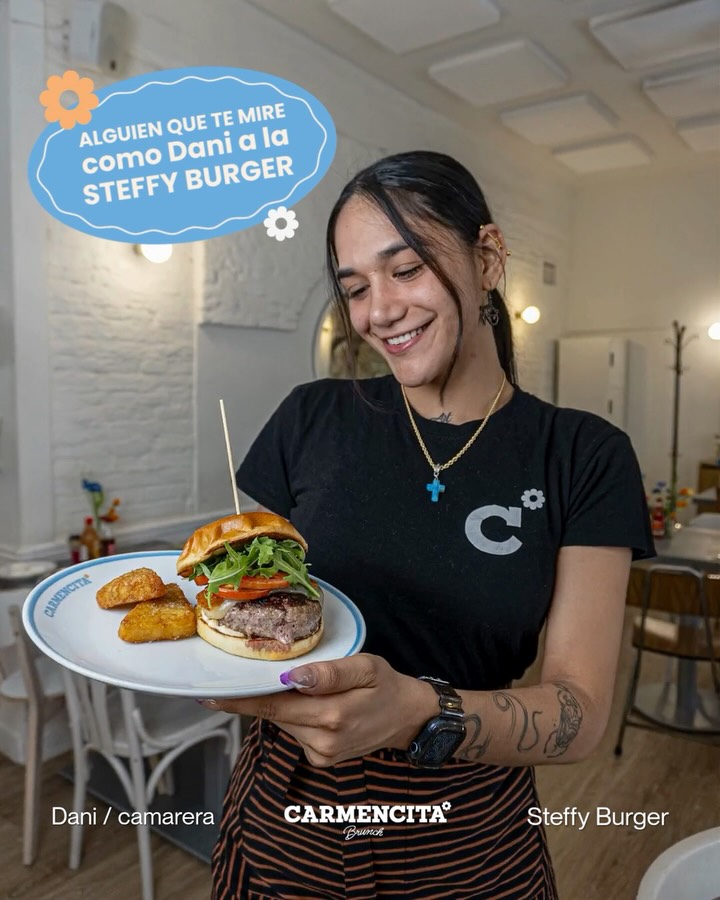 🍔Busca a alguien que te mire como Dani mira a nuestra Steffy’s Burger😍
Rúcula, tomate, queso manchego y mayonesa, enten