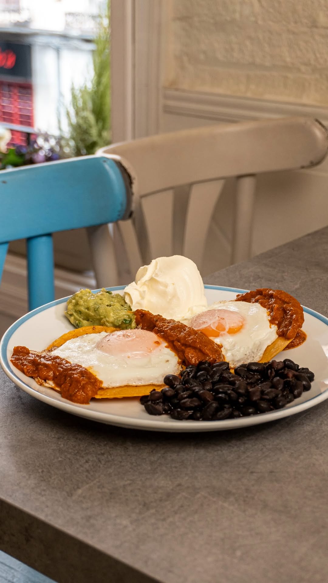 🍳Si todavía no has probado nuestros huevos rancheros, apunta este plato para tu próximo brunch😋
Dos tortillas de maíz c