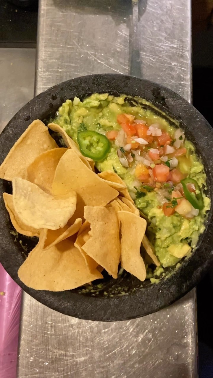 ¡Porque ustedes nos lo han pedido! 🔥Te mostramos cómo hacemos desde cero nuestro irresistible GUACAMOLE 🥑🤤
Sin duda es