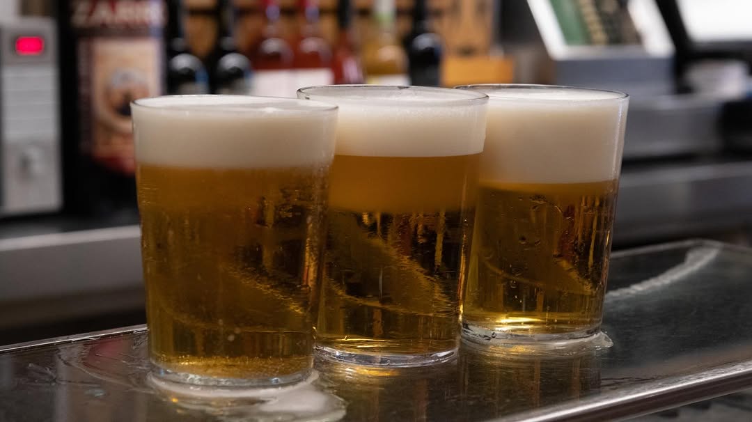 ¿Sabías que la cerveza se llama caña porque antiguamente se servía a través del caño o la cañería del barril? 🍺 Con el t