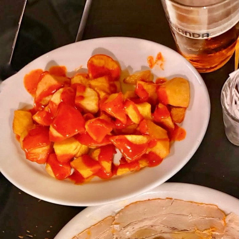 El fin de semana tiene sus prioridades: mesa llena, cervezas frías y ganas de disfrutar.
Porque aquí somos de los que