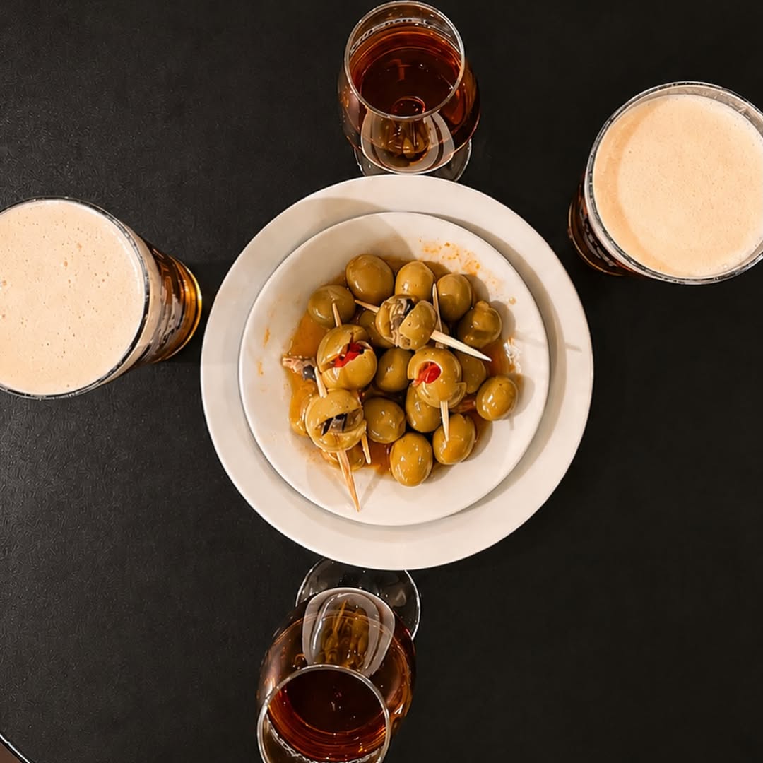 Hay planes que no necesitan mucho: una cerveza bien tirada, un buen vino, unas aceitunas y amigos alrededor de la mesa.