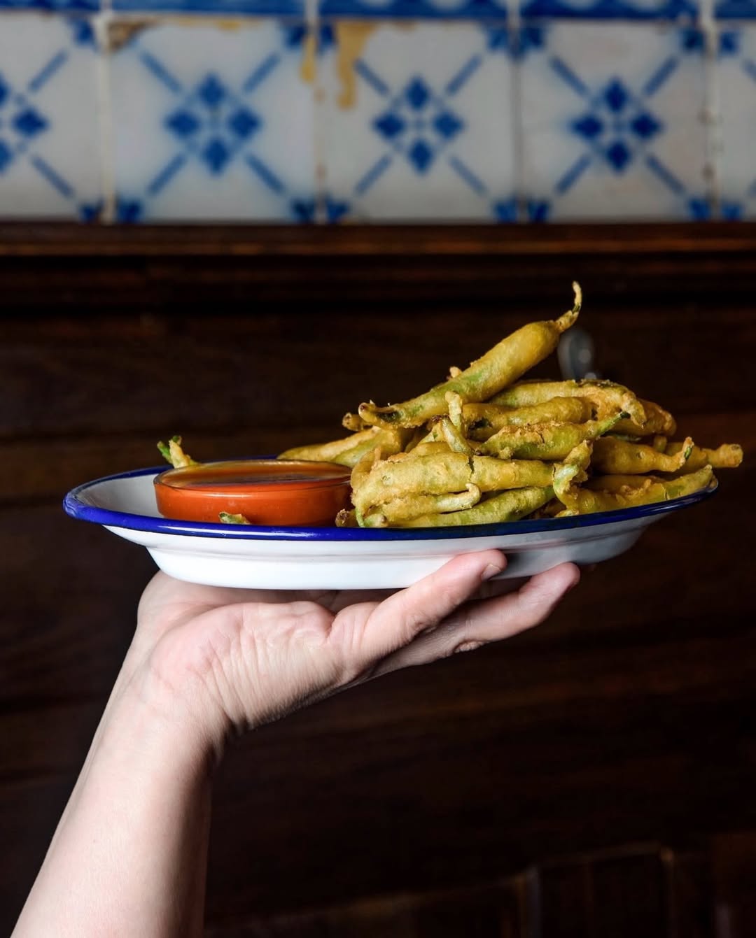 Nada dice “puro placer” como unas piparras en tempura de Casa Baranda, en pleno corazón de Malasaña. 🌶️✨
Crujientes, ad
