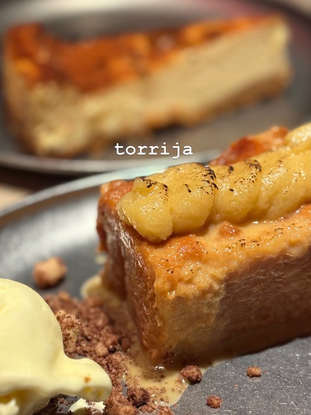 Torrija de brioche con helado de vainilla. De fondo una tarta casera de queso idiazabal para que nadie se queje. El vera