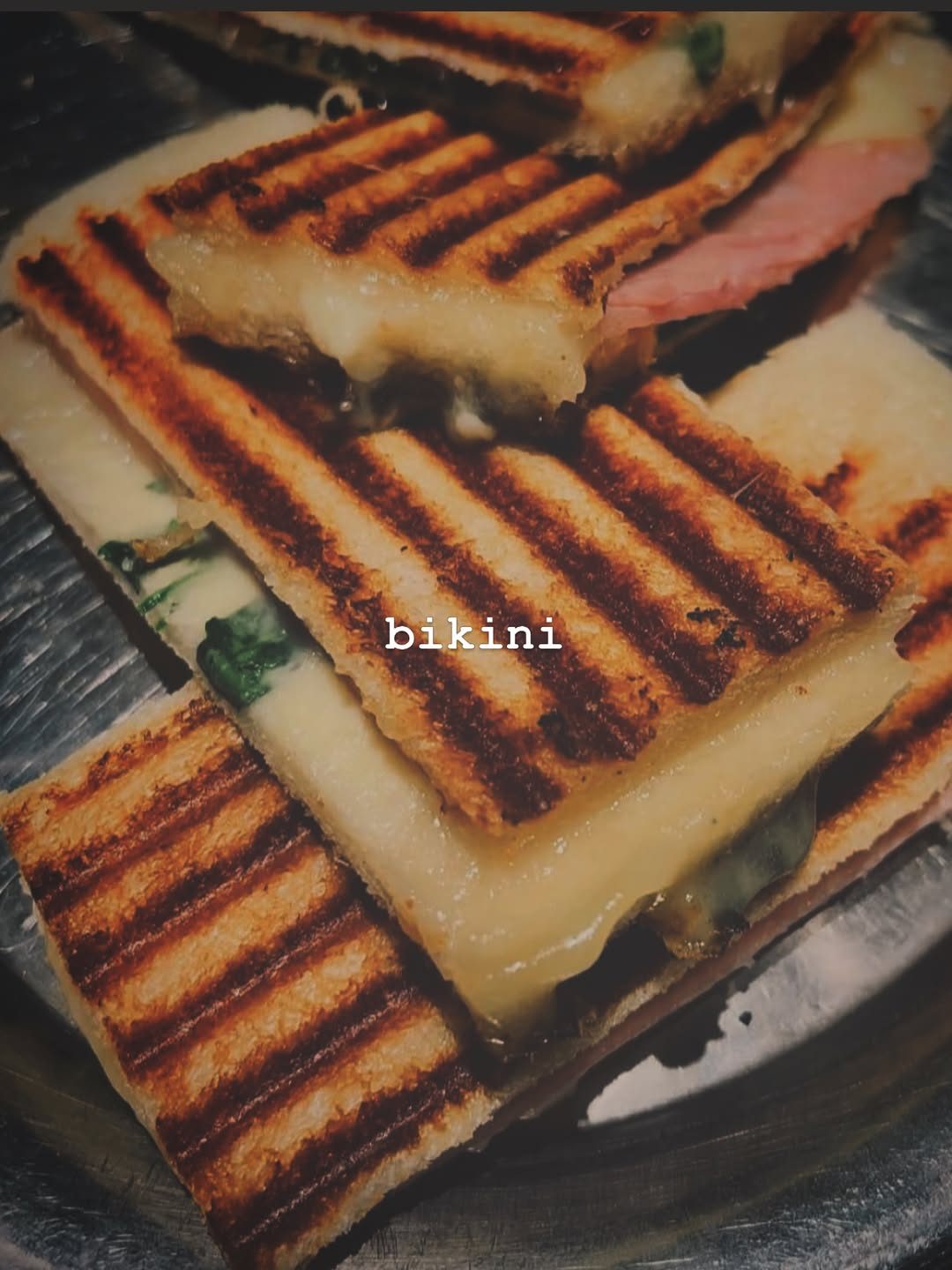 Bikini de lacón ahumado, rúcula y comté fundido. Crujiente, fino, sabroso
“Smoked lacón, rocket and melted Comté sandwi