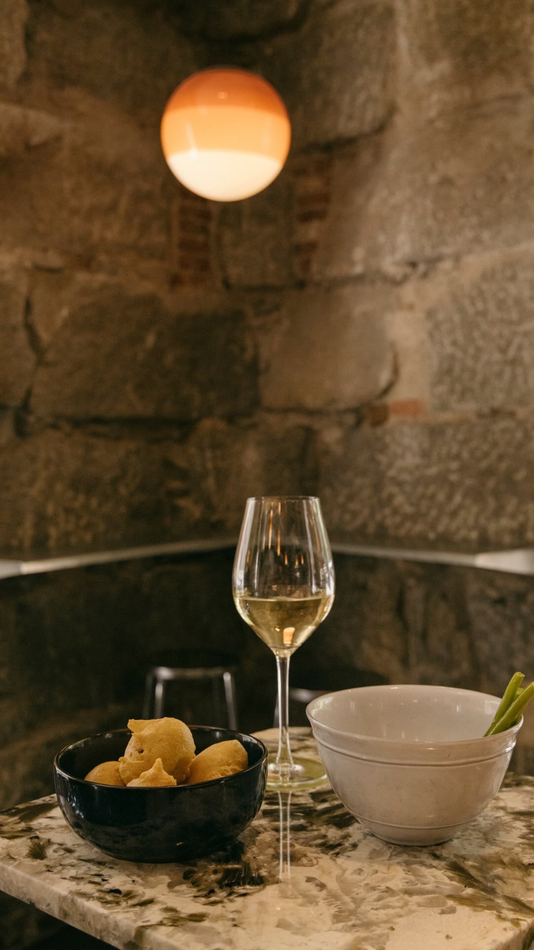 Platos, cocina, barra y ambiente.
Esto es Casa Canito.