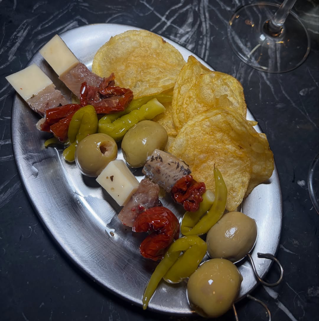 @casa_clavel_bar Casa Clavel es ese bar de Malasaña donde el aperitivo se alarga sin darte cuenta 🍸✨. Un sitio con encan