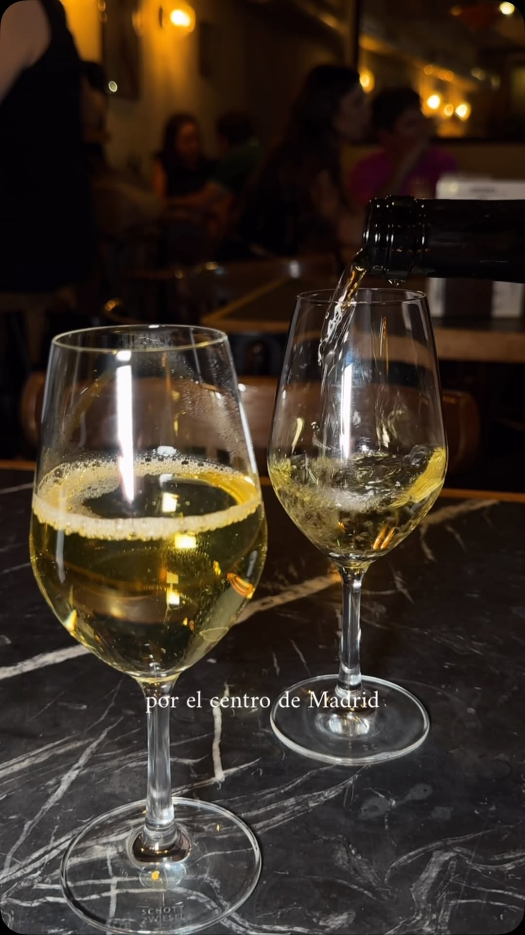 @casa_clavel_bar Casa Clavel es ese bar de Malasaña donde el aperitivo se alarga sin darte cuenta 🍸✨. Un sitio con encan