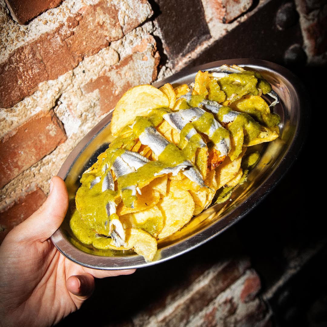 Patatas de churrería y boquerones en vinagre, mezcla ganadora. Pues si a eso le sumas nuestra adictiva y vinagreta… 💥🐟💚